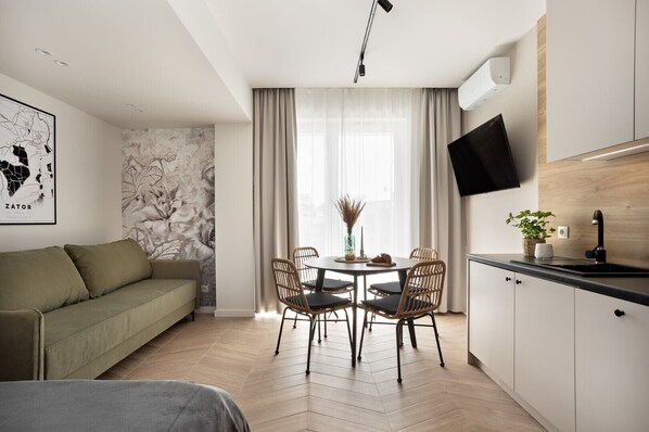 Superior Condo, Courtyard View | Living area | 55-inch Smart TV with digital channels, Netflix, Hulu - Housine (Zator)