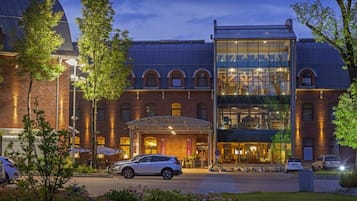 Couples treatment room(s), sauna, hot tub, steam room, body treatments