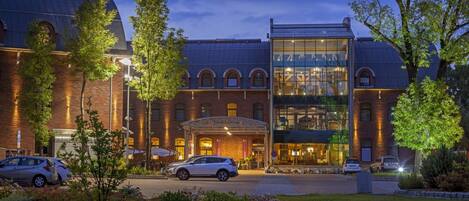 Couples treatment rooms, sauna, hot tub, steam room, body treatments