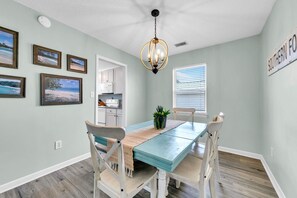 Dining - 🌊Walk to Beach-Dog Friendly-Great Location-Sand Dollar B🌊 (Panama City Beach)
