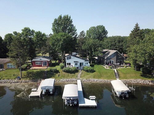Stylish 4-bedroom cabin with AC, WiFi & boat rental available!