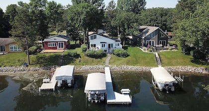 Stylish 4-bedroom cabin with AC, WiFi & boat rental available!