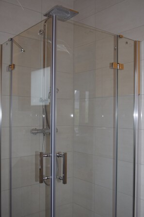 Dusche, Haartrockner, Handtücher, Seife