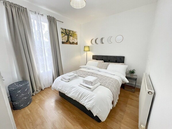 2 bedrooms, iron/ironing board, free WiFi, bed sheets - Permazing Apartment with free parking (Southampton)