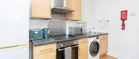 Frigorifero, microonde, forno, piano cottura