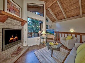 Smart TV y chimenea 