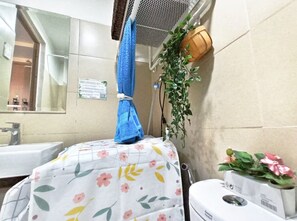 Shower, hair dryer, bidet, towels - The Suite Spot, Where Comfort Meets Style By FMA RESIDENCES (Pasay)