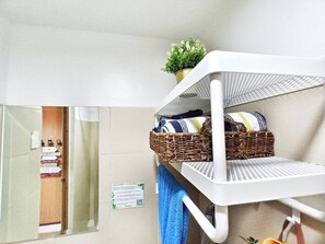 Shower, hair dryer, bidet, towels - The Suite Spot, Where Comfort Meets Style By FMA RESIDENCES (Pasay)