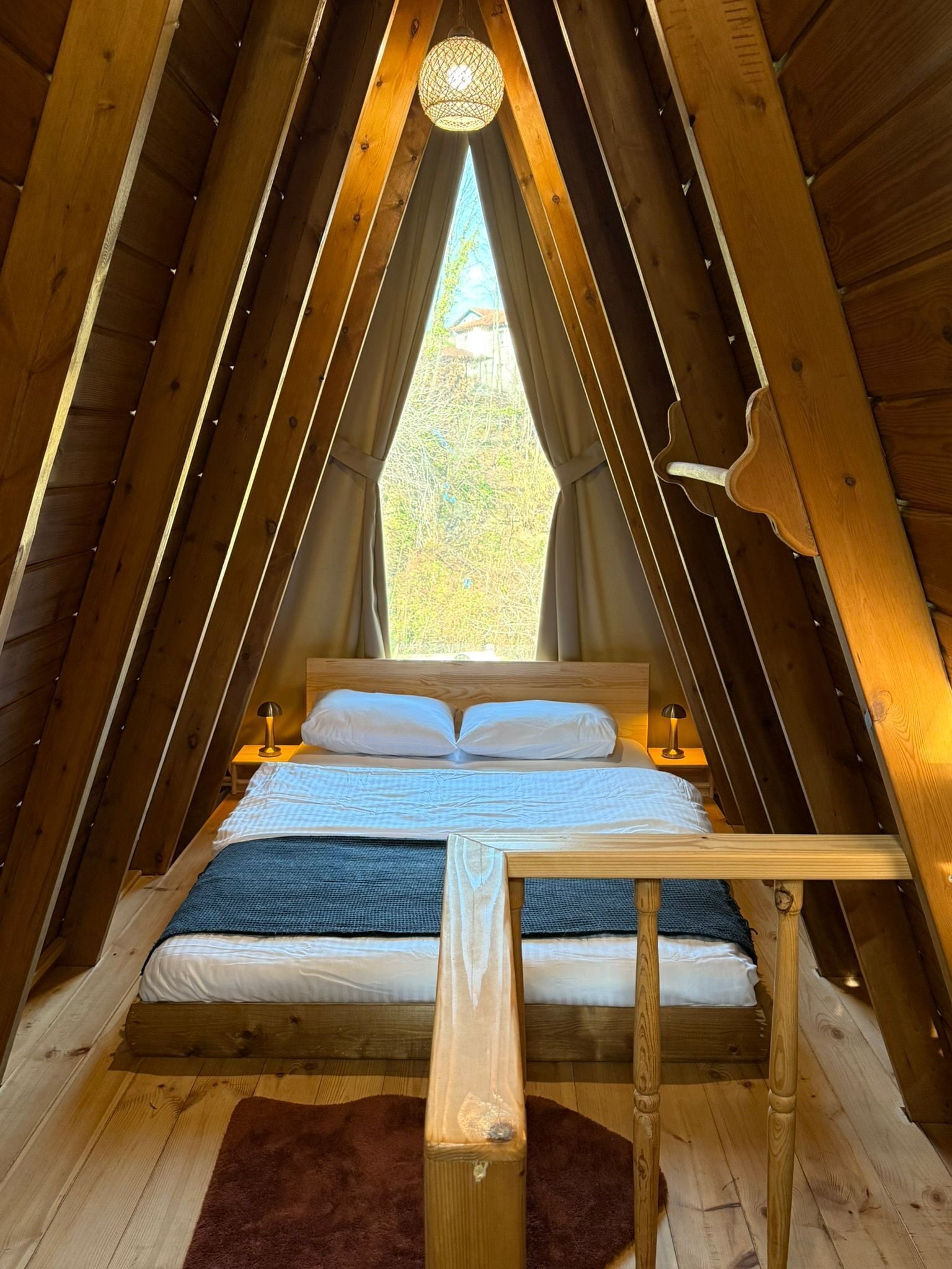 1 camera, con stile personalizzato, postazione laptop, lenzuola