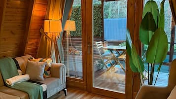 Superior Bungalow Private Hot Tub and Jacuzzi | 起居区
