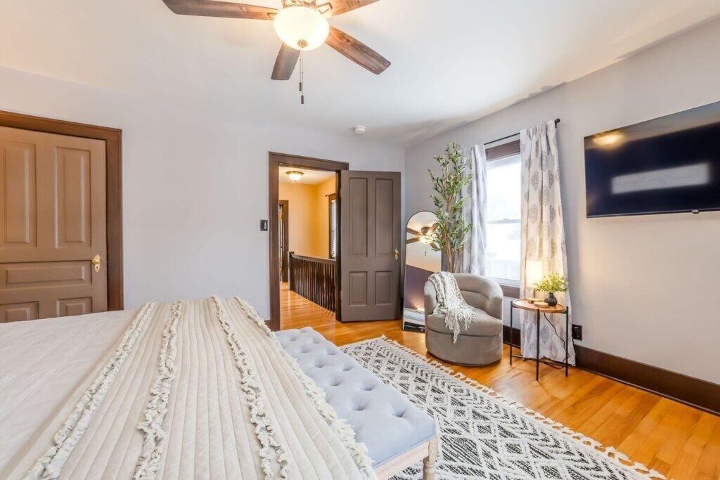 3 habitaciones, tabla de planchar con plancha, wifi y ropa de cama 