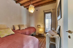 2 bedrooms, desk, iron/ironing board, free WiFi