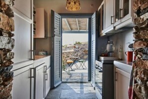 Fridge, oven, stovetop, coffee/tea maker