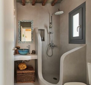 Douche, sèche-cheveux, bidet, serviettes fournies