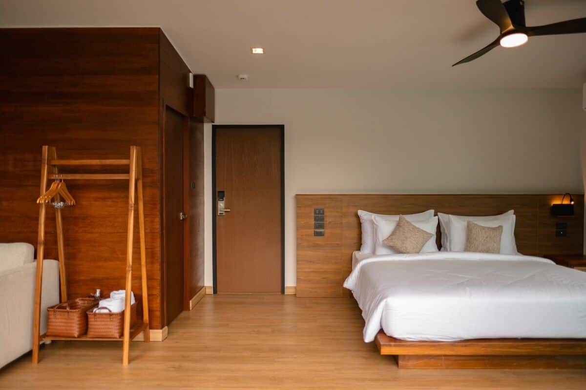 Camera Exclusive, 1 letto king, vista lago | Una cassaforte in camera, tende oscuranti, Wi-Fi gratuito, lenzuola