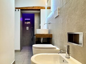 Dusche, Haartrockner, Bidet, Handtücher