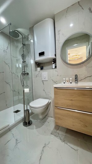 Dusche, Haartrockner, Handtücher, Seife