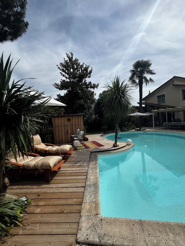 Outdoor pool - 2 rooms on garden level with direct access to garden, swimming pool and barbecue (GRADIGNAN)