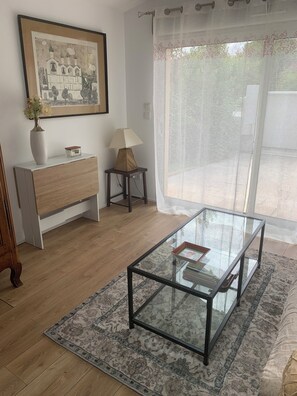 Interior - 2 rooms on garden level with direct access to garden, swimming pool and barbecue (GRADIGNAN)