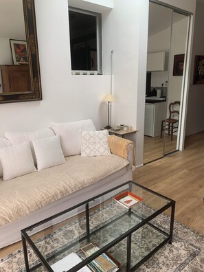 Living area - 2 rooms on garden level with direct access to garden, swimming pool and barbecue (GRADIGNAN)