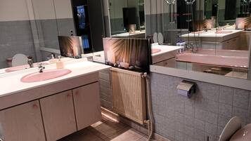 Hiustenkuivaaja, pyyhkeet, saippua, vessapaperi