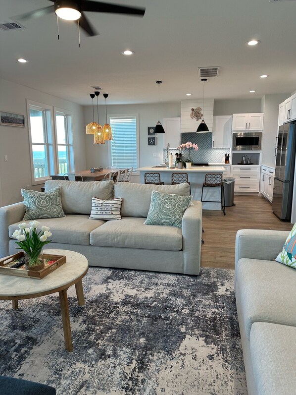 Een smart-tv en een open haard