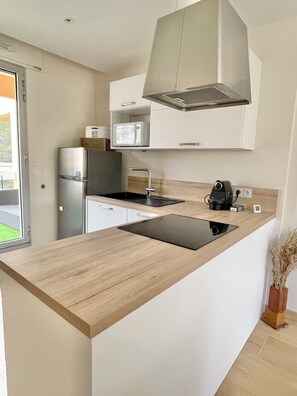 Fridge, microwave, oven, stovetop - Le Grand Estivale - 3 terraces- 100m sandy beach- private parking- air conditioning (Saint-Raphaël)