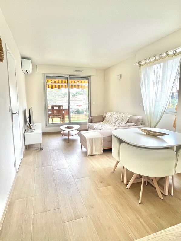 TV - Le Grand Estivale - 3 terraces- 100m sandy beach- private parking- air conditioning (Saint-Raphaël)