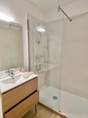 Amenidades de baño ecológicas, toallas, jabón, papel de baño