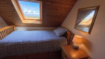3 quartos, ferros/tábuas de passar roupa, roupa de cama