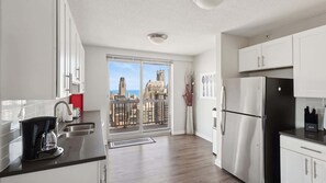 Fridge, microwave, oven, stovetop - Two-Story Penthouse, City Views, Pool, Gym (Chicago)