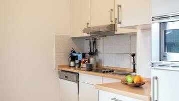 Apartment, 2 Bedrooms, Balcony, Mountain View | Dapur peribadi | Peti sejuk, dapur, cerek elektrik, pembakar roti