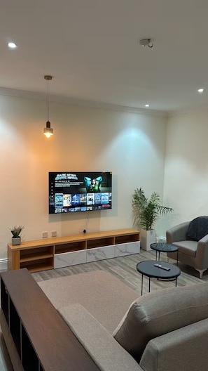 Living area - Stylish 1 & 2-BR Getaway Spot (Accra)