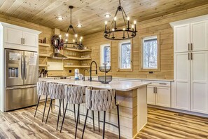 Réfrigérateur, micro-ondes, lave-vaisselle, cafetière/bouilloire