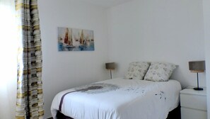 3 habitaciones, tabla de planchar con plancha, wifi y ropa de cama 