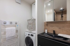 Sèche-cheveux, serviettes fournies