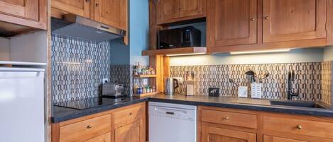 雪櫃、微波爐、焗爐、洗碗機