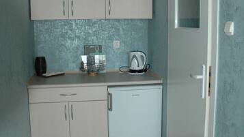 Refrigerador, microondas, silla alta para bebés, utensilios de cocina