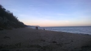 A beach with a sandy shore and a calm sea. - Agroturystyka Pod Jesionem  (Wladyslawowo)