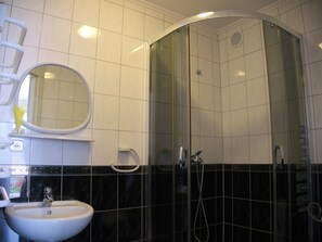 Triple Room | Bathroom | Towels, soap, toilet paper - Agroturystyka Pod Jesionem  (Wladyslawowo)