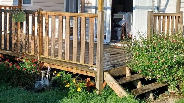 A mobile home with a wooden deck and a covered porch. - La bretagne ça gagne vous!! near Vannes Sarzeau STgildas de ruys (Surzur)