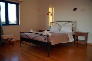 4 habitaciones, tabla de planchar con plancha, wifi y ropa de cama