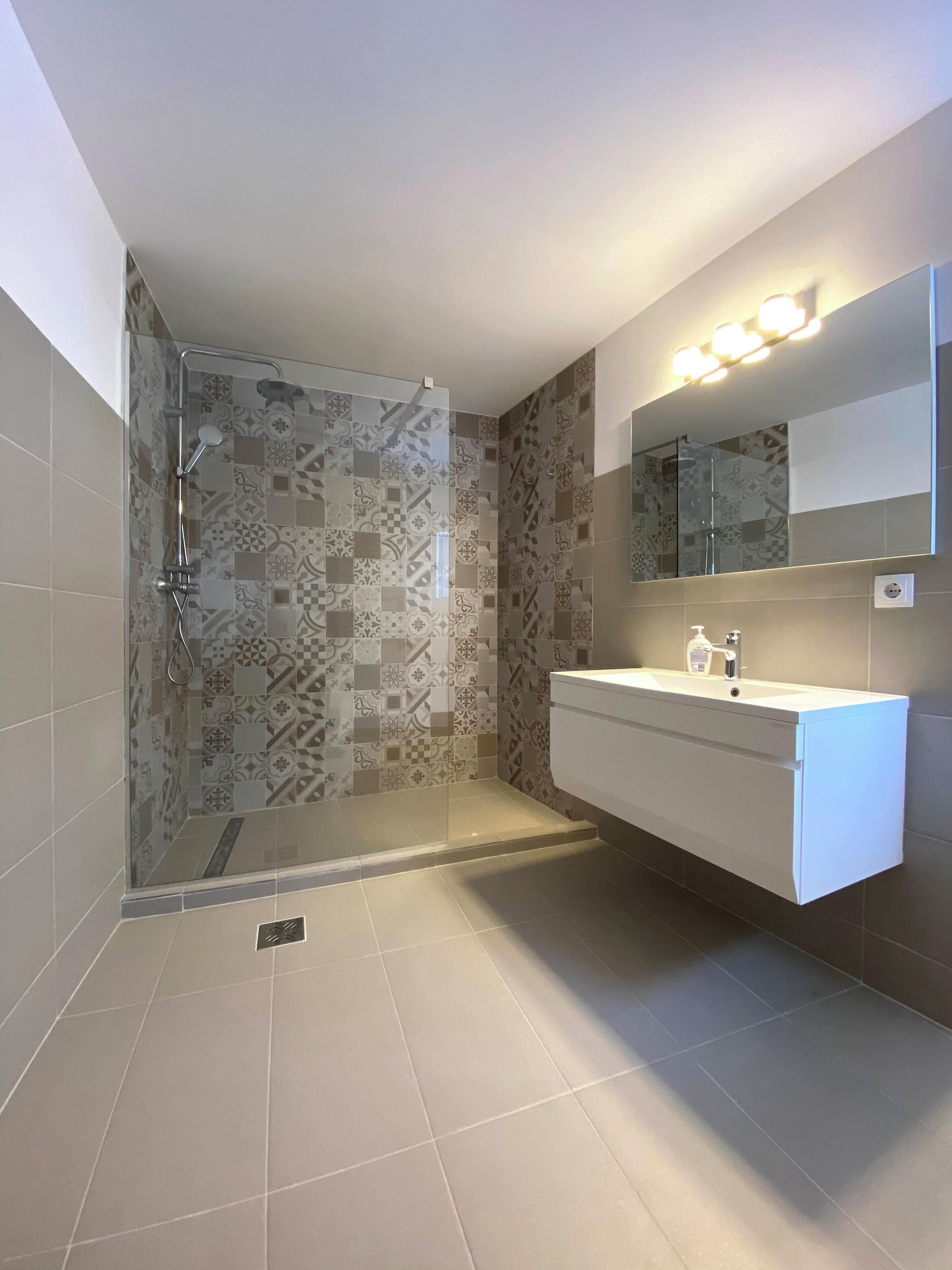 Een douche, handdoeken, zeep, toiletpapier