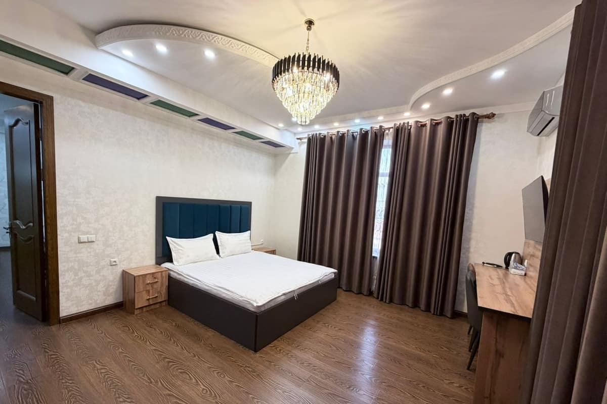 Desk, laptop workspace, soundproofing, free WiFi