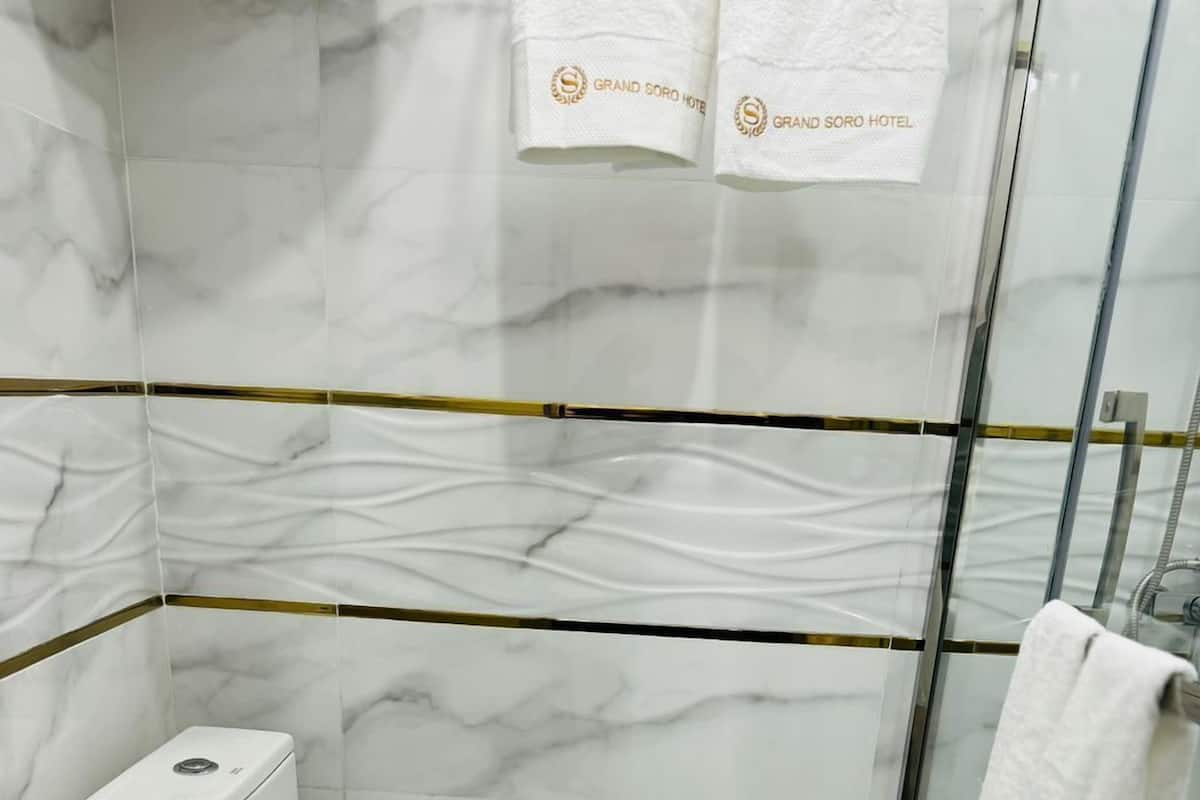 Deluxe-værelse til 3 personer | Badeværelse | Bruser, håndklæder, Sæbe, Shampoo