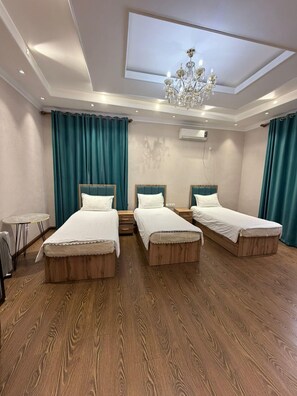 Deluxe Triple Room | Desk, laptop workspace, soundproofing, free WiFi - Soro Hotel (Dushanbe)