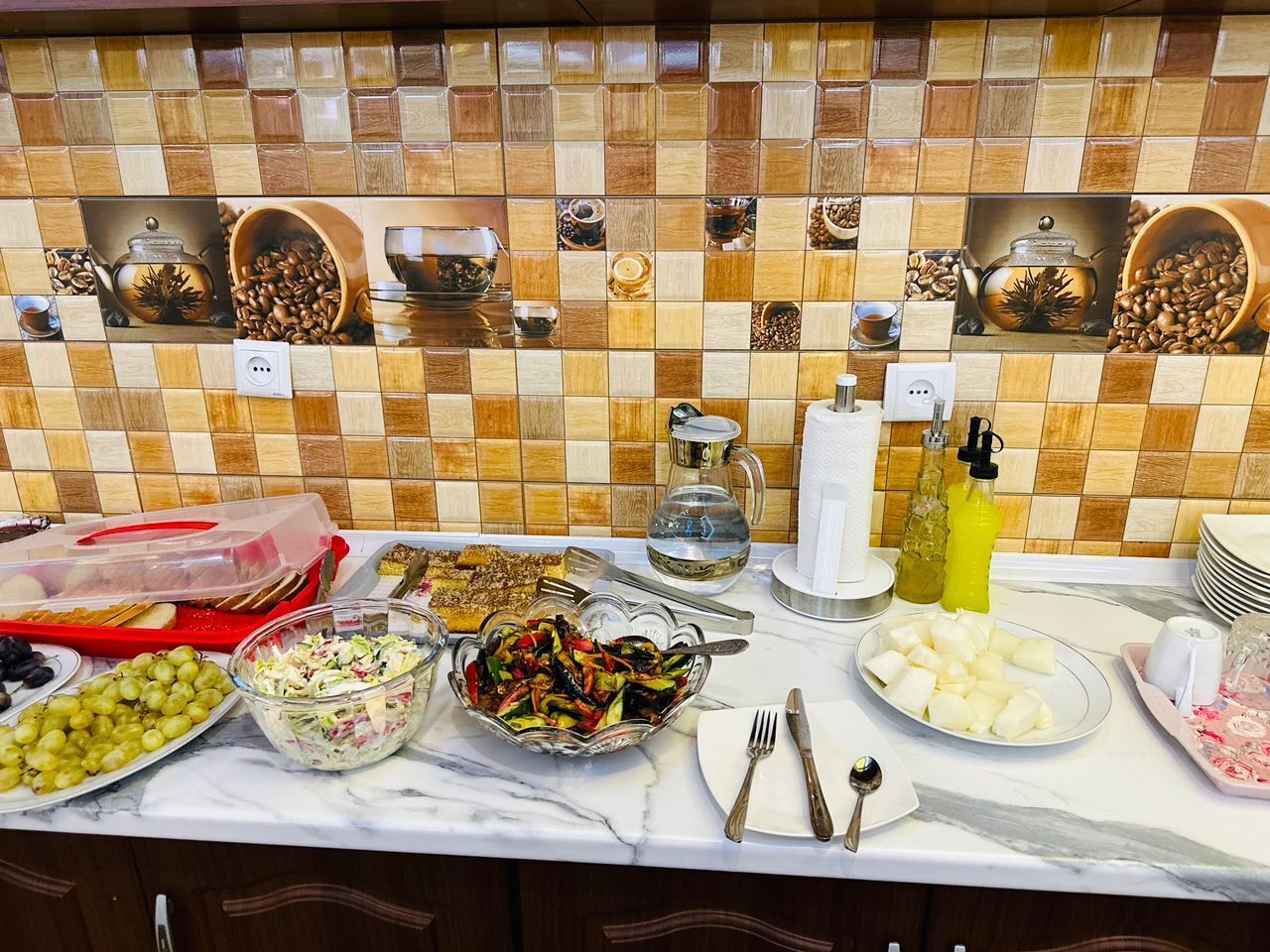 Una mesa de buffet con diversos alimentos y salsas.