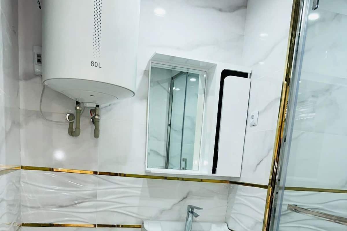 Deluxe-dobbeltværelse | Badeværelse | Bruser, håndklæder, Sæbe, Shampoo