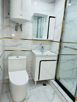 Doppia Deluxe | Bagno | Doccia, asciugamani, sapone, shampoo