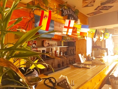 Oak Valley Retreat – A Cozy Homestay, Lively Hostel & Vibrant Café in the Hills!